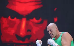 قبل نزال توتنهام المرتقب.. تايسون فيوري يستعرض شجاعته بترويض أسد حقيقي (فيديو)