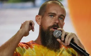 الذكاء الاصطناعي يطيح بنصف موظفي شركة مدفوعات شهيرة