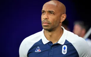 تيري هنري يفاجئ العالم بجسد ملاكم.. هل نراه في الحلبة قريبًا؟ (فيديو)