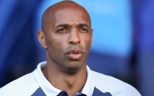 قميص الملكي المسحور.. تييري هنري يمازح الجماهير بعد الفوز على مانشستر سيتي (فيديو)