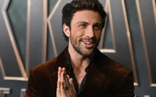 آرون تايلور جونسون المرشح لدور جيمس بوند يصدم جمهوره.. ما سر ملامحه المتغيرة؟