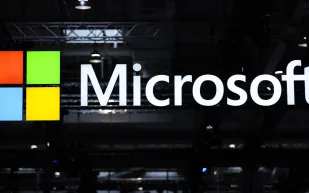 مايكروسوفت تكشف سر بقاء البيانات داخل الزجاج للأبد