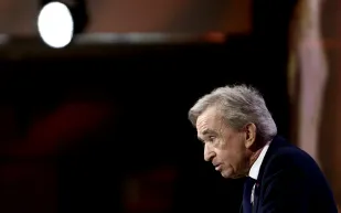 في عيد ميلاده الـ 77.. كم تبلغ ثروة الملياردير برنارد أرنو؟