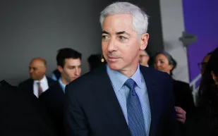 أسرار "الثراء المتواضع".. كيف يحمي بيل أكمان ثروته من الهدر؟