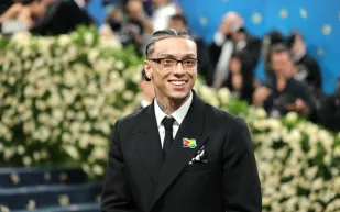 سنترال سي يستعرض ساعات بمليوني دولار تزامنًا مع ألبومه الجديد