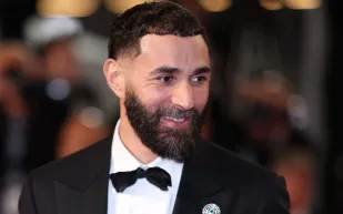 ساعة فاخرة بقيمة 33,500 دولار.. بنزيما يضيف لمسة راقية إلى أسلوبه