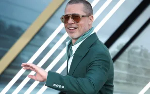 بعد أن تبرأ منه نجله.. براد بيت يعيش لحظات رومانسية في اليونان