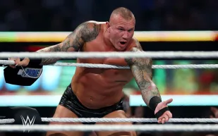 راندي أورتن يفاجئ صديقه رودز بهجوم مباغت في WWE (فيديو)