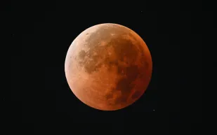 خسوف كلي نادر استمر لـ5 ساعات.. كم شخص رأي القمر الدموي؟ (فيديو)