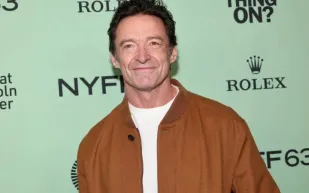 كيف يحافظ هيو جاكمان على لياقته قرب الستين؟