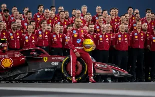 خطة السيطرة على فيراري.. لماذا يخشى لويس هاميلتون نجاح تشارلز ليكليرك؟