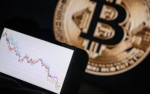 بيتكوين تهبط بقوة.. ما سر خسائر سوق العملات المشفرة؟