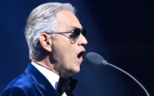 نجم الغناء الأوبرالي أندريا بوتشيلي يرد على تصريحات تيموثي شالاميه