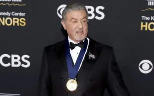 سيلفستر ستالون يعود إلى "رامبو".. ولكن خلف الكواليس! (فيديو)