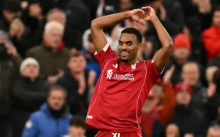 ريان غرافنبيرغ يربط مستقبله بليفربول حتى 2032.. تفاصيل الراتب الفلكي الجديد