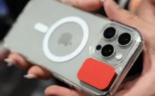 آبل تدخل سباق الكاميرات العملاقة.. ماذا ينتظر مستخدمي آيفون 19 برو؟