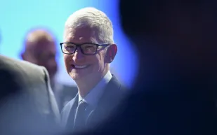 تيم كوك يحتفل بمرور 50 عامًا على تأسيس آبل برسالة خاصة.. ماذا قال؟