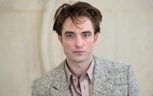 روبرت باتينسون يكشف سر التحول البدني المذهل لشخصية باتمان 