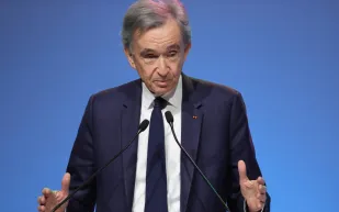 برنارد أرنو يتحدى التقاعد: هل يستمر في قيادة "LVMH" لعقد آخر؟