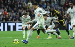 لماذا يشير كيليان مبابي دائمًا بأربعة أصابع قبل التسديد؟