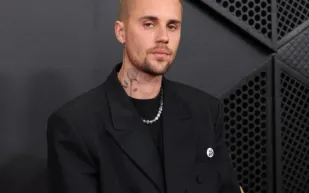 جاستن بيبر ينفعل على المصورين بطريقة "غير متوقعة" (فيديو)