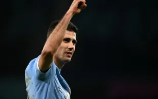 نجم مانشستر سيتي يغضب جيرانه بطائرته المسيرة!