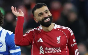 "بلوفر" محمد صلاح الملون يثير الجدل.. فهل يستحق هذا المبلغ؟