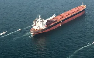 إغلاق مضيق هرمز يربك العالم.. هل يقفز النفط إلى مستويات قياسية؟