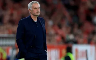 كلاسيكو ساخن بين بنفيكا وبورتو ينتهي بتعادل مثير.. طرد مورينيو يزيد الإثارة!