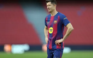 "احموا ركبة جافي".. "ليفاندوفسكي" يمازح لاعب برشلونة بطريقة "ثقيلة" (فيديو)