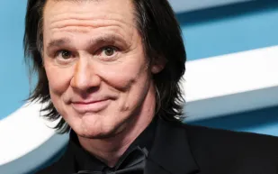 ظهور مختلف لجيم كاري في  حفل جوائز سيزار .. هل خضع لجراحة تجميلية؟