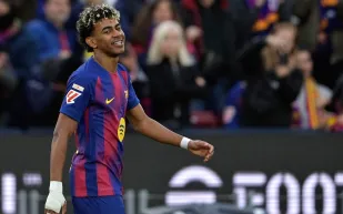 ثلاثية تاريخية ليامال.. لمن منح كرة المباراة بعد تألقه أمام فياريال؟ (فيديو)