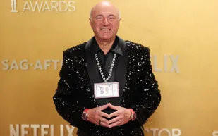 كيفن أوليري يلفت الأنظار بقلادة تاريخية في حفل SAG 2026.. تعرف على قيمتها (فيديو)