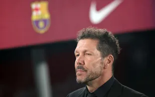 سيميوني يكشف تفاصيل حديثه مع هانزي فليك بعد الخسارة أمام برشلونة (فيديو)