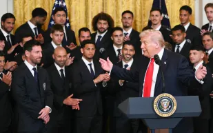 ترامب يباغت ميسي خلال تكريمه بذكر رونالدو.. كيف كانت ردة فعل البرغوث؟ (فيديو)