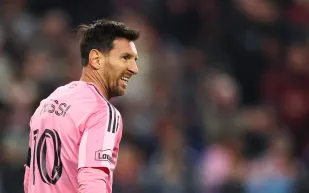 رقم 10 في السماء.. أسرار الطائرة الأيقونية التي تحمل عائلة ميسي حول العالم