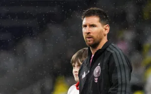 الأسباب الحقيقية وراء مغادرة ميسي برشلونة: بارتوميو يكشف عن مفاجآت جديدة!