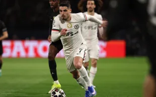 من الفوضى إلى الاعتذار.. بيدرو نيتو يثير الجدل في مواجهة باريس وتشيلسي (فيديو)