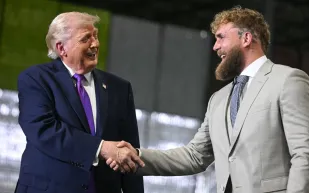 رقصة طريفة تجمع دونالد ترامب وجيك بول في كنتاكي (فيديو) 