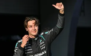 حادثة طريفة تمنح جورج راسل كدمة في العين قبل سباق الصين (فيديو)