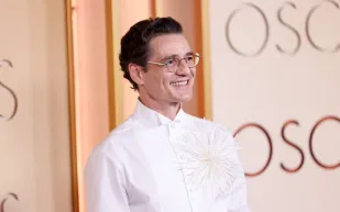 إطلالة بيدرو باسكال في الأوسكار 2026 تثير الجدل.. ما السبب؟