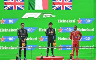 كيمي أنتونيللي بطلاً لجائزة الصين.. ومنصة تتويج تاريخية للويس هاميلتون مع فيراري (فيديو)