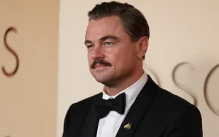 ليوناردو دي كابريو يتألق بساعة رولكس في حفل الأوسكار 2026