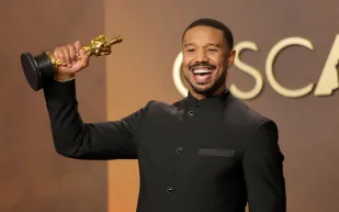 مايكل بي جوردان يحتفل بجائزة الأوسكار بطريقة غير تقليدية! (فيديو)