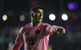 ليفربول ونيوكاسل يتنافسان على التعاقد مع لويس سواريز: من سيحسم الصفقة؟