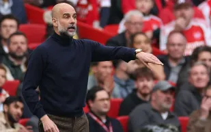 بيب غوارديولا يحتفل بكأس كاراباو بساعة ذهبية نادرة