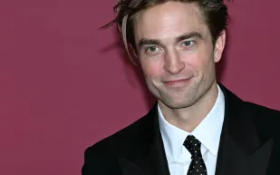 روبرت باتينسون يحسم الجدل التاريخي حول "Twilight".. سر "تيم جاكوب" الصادم! (فيديو)