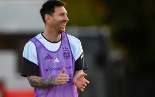 ميسي يتفادى كرة باريديس.. لحظة مرحة تحمل إنذارًا خفيًا (فيديو)