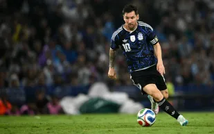 ملخص مواجهة الأرجنتين وموريتانيا.. رسالة جماهيرية حاشدة لليونيل ميسي بالمدرجات (فيديو)