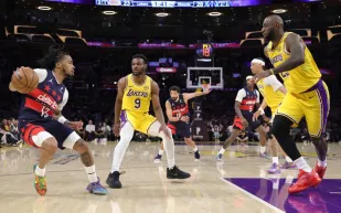 ليبرون جيمس يحقق تريبل دبل تاريخي ويواصل تحطيم الأرقام القياسية مع ليكرز (فيديو)